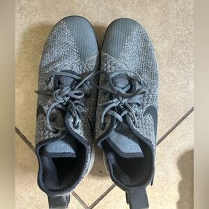 Men’s Nike Gray Tennis Shoes like new barely worn